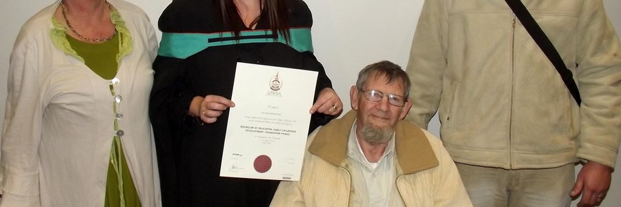 Vlnr is Mercia du Toit, Jolandi en JC Oosthuizen, met Kobus du Toit voor in die rolstoel,  na afloop van Jolandi se gradeplegtigheid in die Kaap